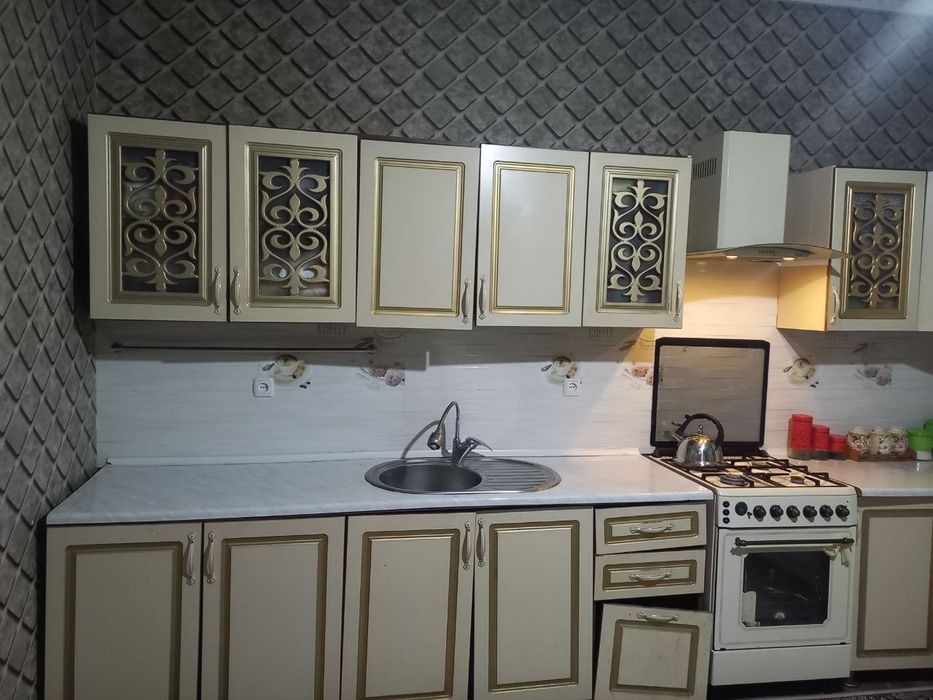 кухонный мебель гарнитур в месте с плитой и вытяжкой