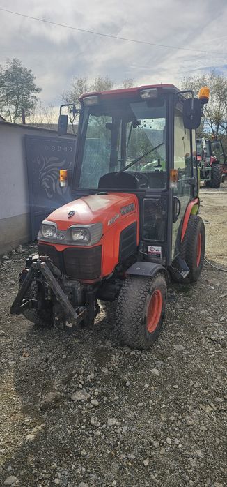 Tractoras kubota cu cositoare perie de maturat si lama de zapada