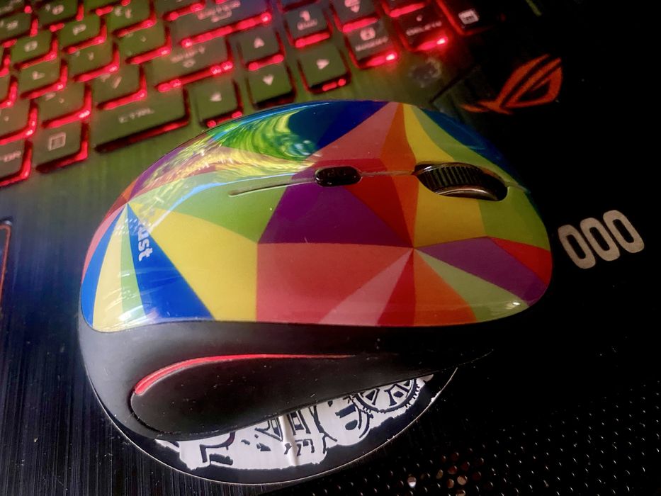 Trust Yvi FX Wireless Mouse - Multicolor cu LED și USB receiver
