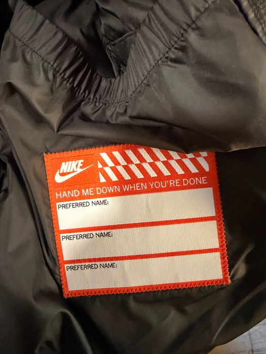 Продавам детско оригинално дълго зимно яке Nike Therma-FIT в черно.