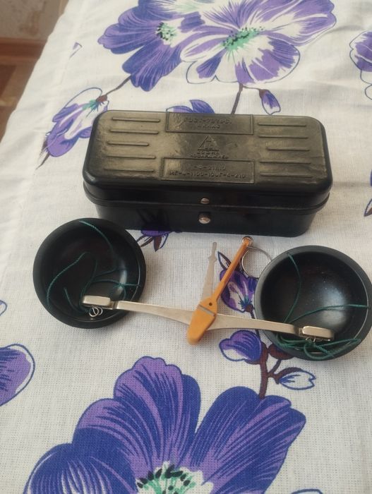 Продам весы с гирьками.