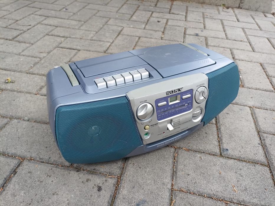 Radio-Casetofon cu CD vintage tip CFD-V7, curat, folosit, dar în stare buna, original-Sony.