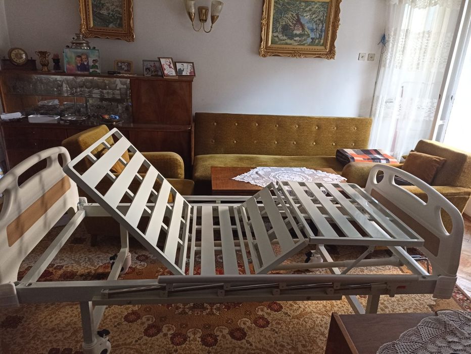 Болнично легло с механизъм
