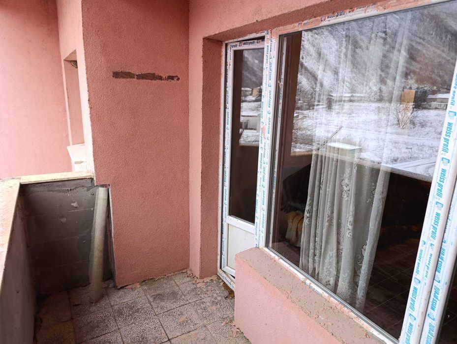 От собственик - светъл, топъл в новосаниран блок с оправен покрив