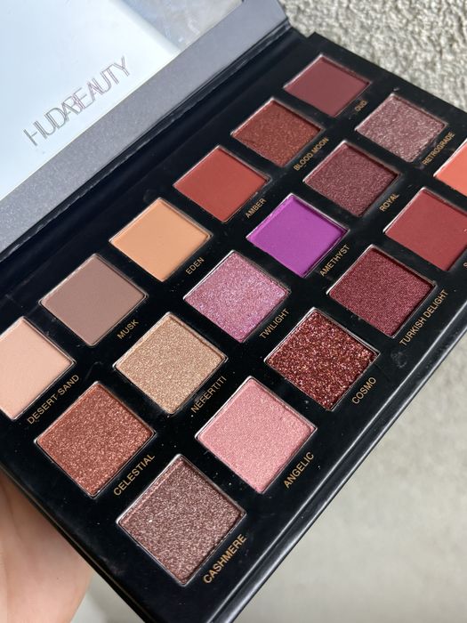 палитра на Huda beauty