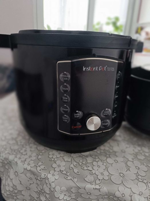 Мултикукър Instant Pot PRO CRISP + AIR FRYER 11 в 1