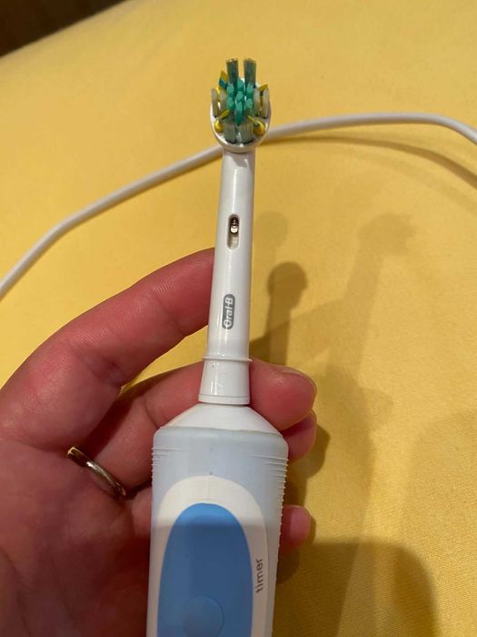 Електрическа четка за зъби Орал би,Oral B