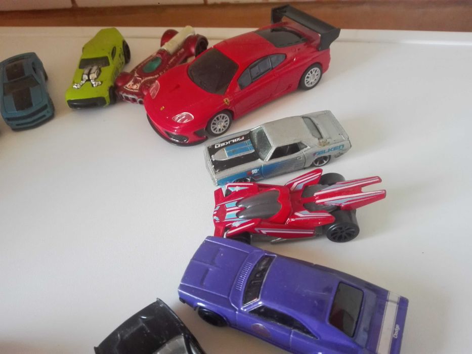 Играчки - колички и моторчета.