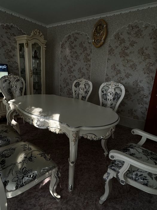 Стол и стулья в стиле барокко