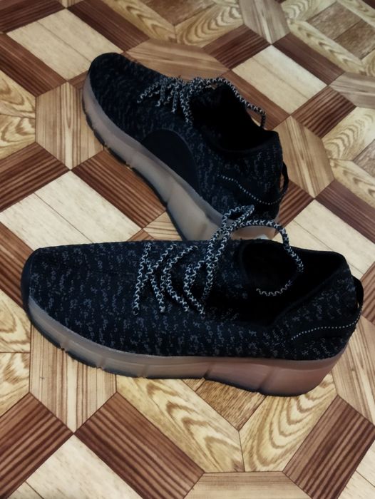 Срочно продам кроссовки