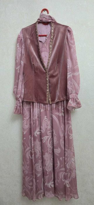 Продаётся элегантный комплект (платье, жакет и шаль).