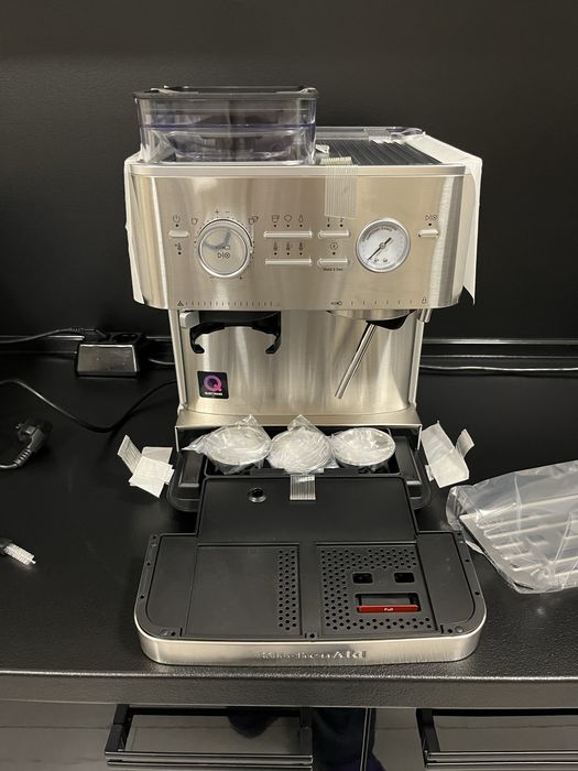 Стилна полуавтоматична машина за експресо!