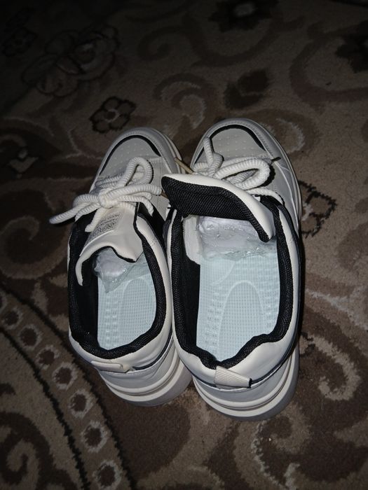 Кроссовки черно-белый дизайн