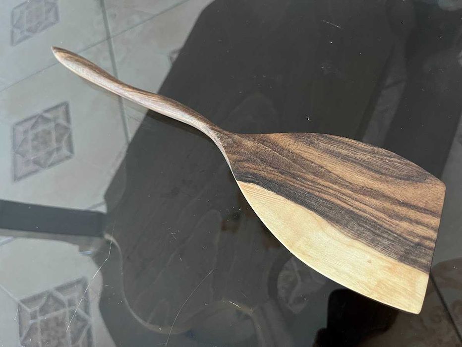 Paleta bucatarie lemn masiv nuc 31 cm lucrata manual de la producator
