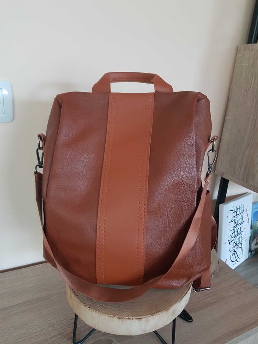 Дамска раница със задно закопчаване