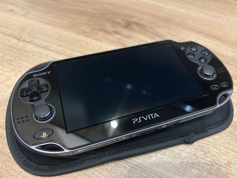 Sony PS Vita Oled – Negru  – 128GB – Modată + Jocuri