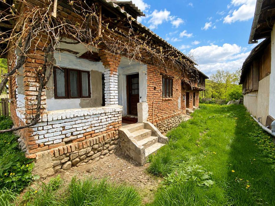 Casă cu teren 1200 mp + loturi suplimentare 800+200 mp | total 2200 mp | Bădești, Argeș – 24.650 €