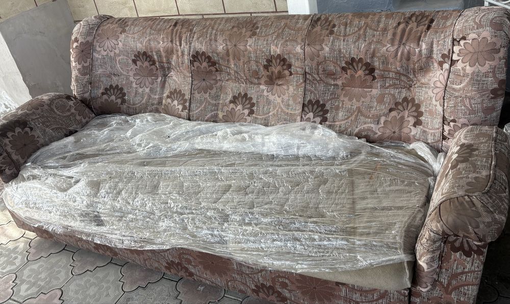 Диван с двумя кресломи