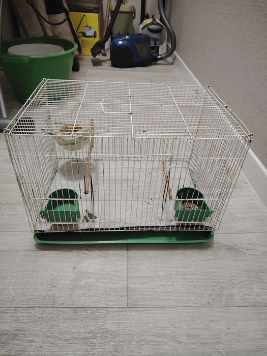 Продам клетку среднего размера