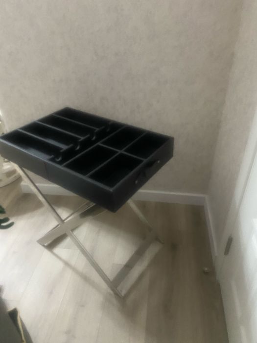 Сервировочный кожаный столик