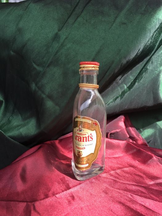 Колекция стъклени бутилчици от алкохол