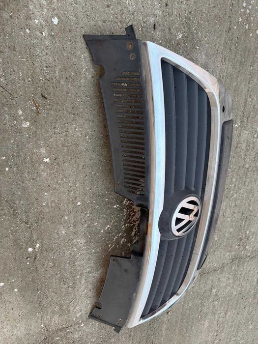 Grila radiator centrala vw passat b6 facelift 2009 model cu gauri pentru senzori