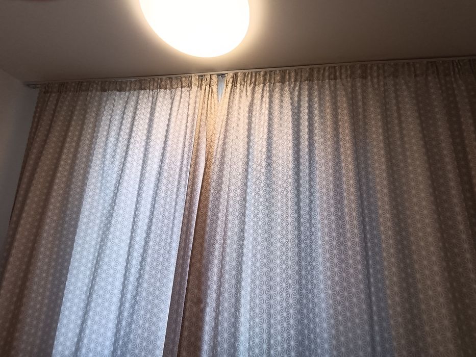 Vand 2 draperii gri cu alb