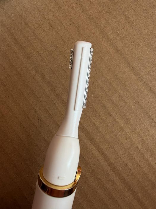 Trimmer pentru sprâncene și față