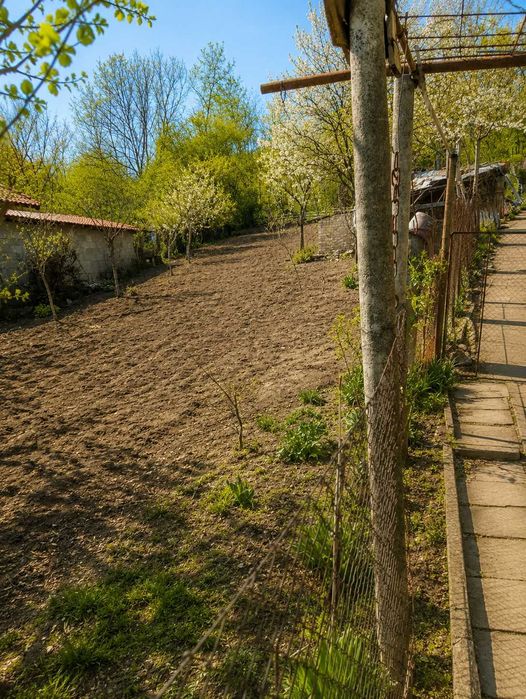 Двуетажна къща с 1 дка двор на 17 км от Шумен – 35 000 €