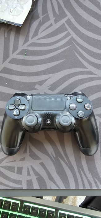 4 console Playstation 4 modate cu 1 maneta