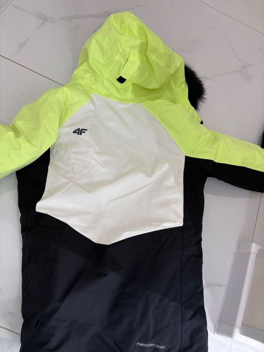 Дамски ски екип, якето е със сваляща яка