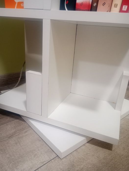 Въртяща се етажерка за книги