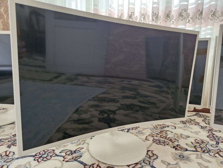 изогнутый монитор 32