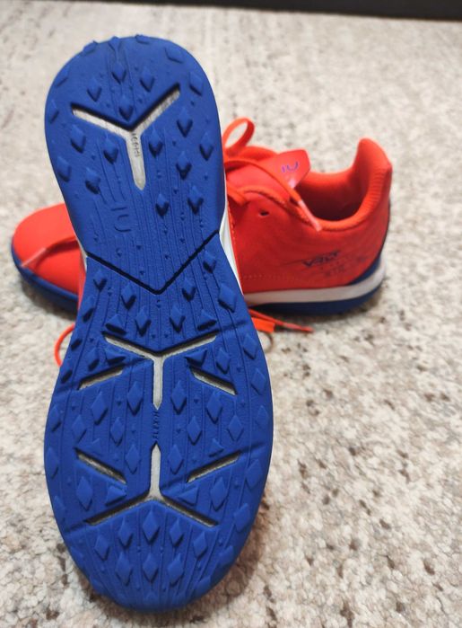 Детски стоножки за футбол Decathlon/Декатлон размер 35 , 23 см.