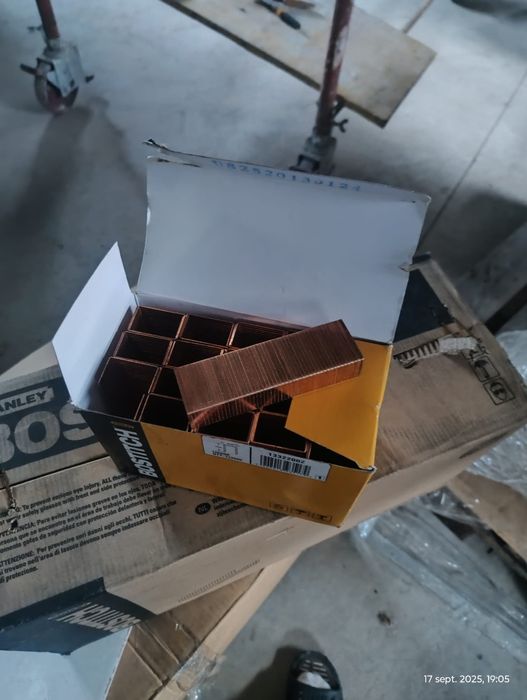 Pistol pneumatic cu capse