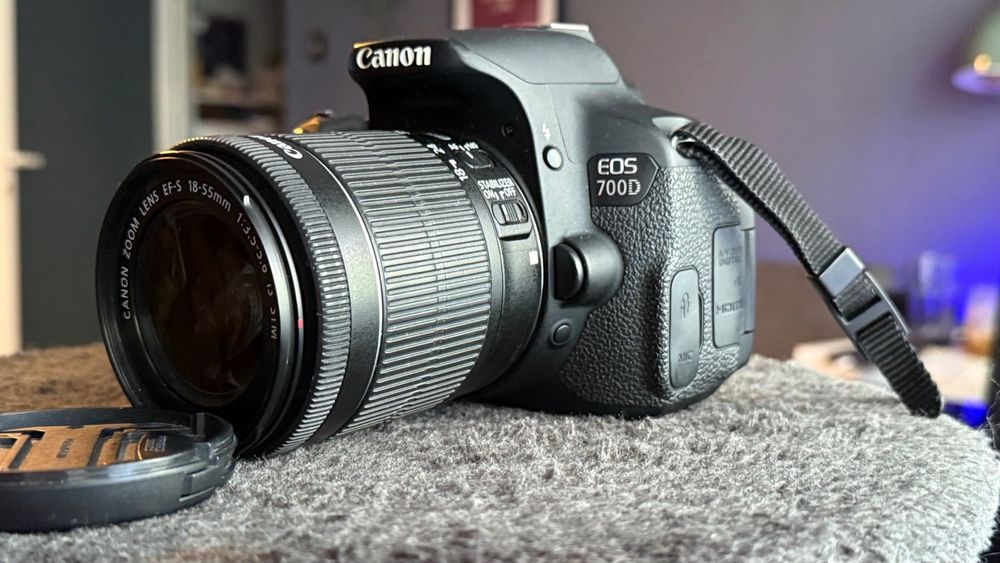 Canon 700D + Canon EF-S 18-55mm f / 3.5-5.6 IS STM