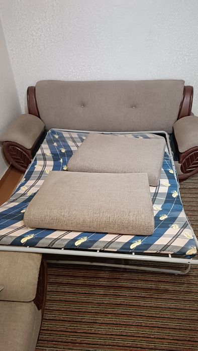 Продается диван-кровать и комплект два кресла