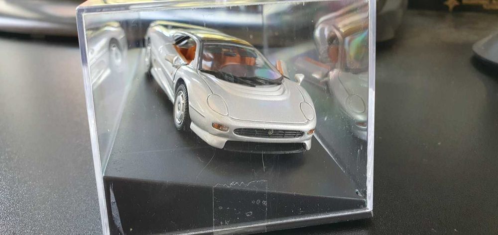 Метална количка XJ220 мащаб 1:43