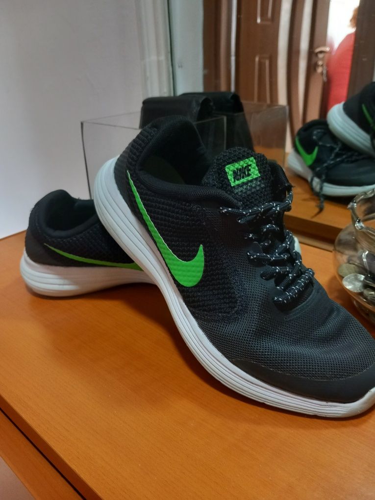 Nike best sale revolution 3