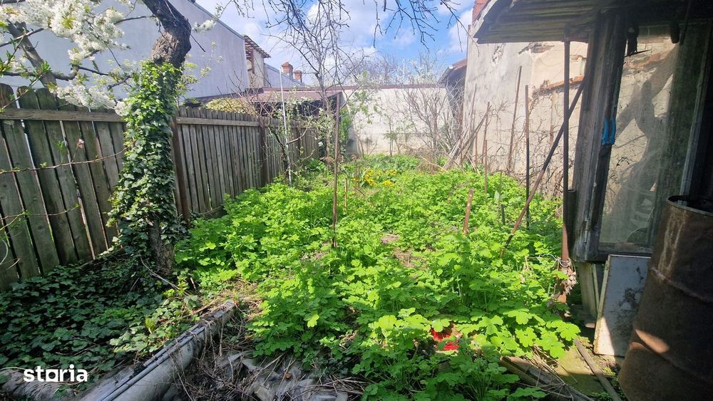 Casă rezidențială din cărămidă cu garaj, pivniță si curte privată