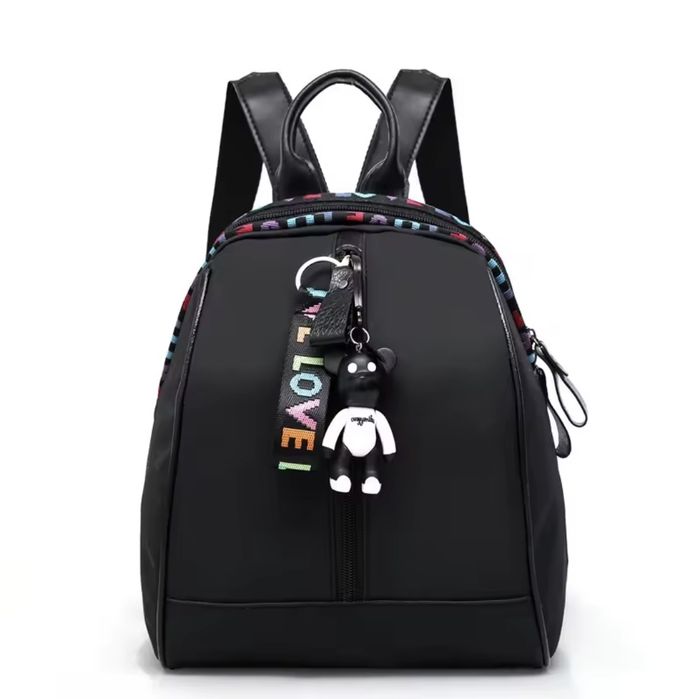 Модерна черна раница с надпис "LOVE" и ключодържател мече