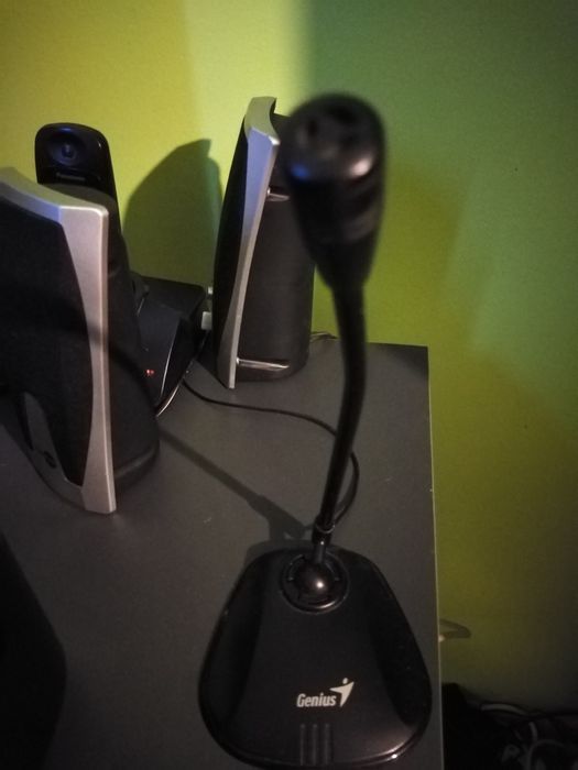 Монитор, клавиатура, камера и микрофон.