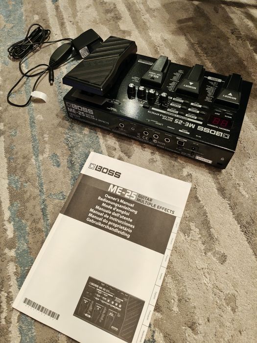 Amplificator Marshall,procesor efecte Boss ME25, microfon