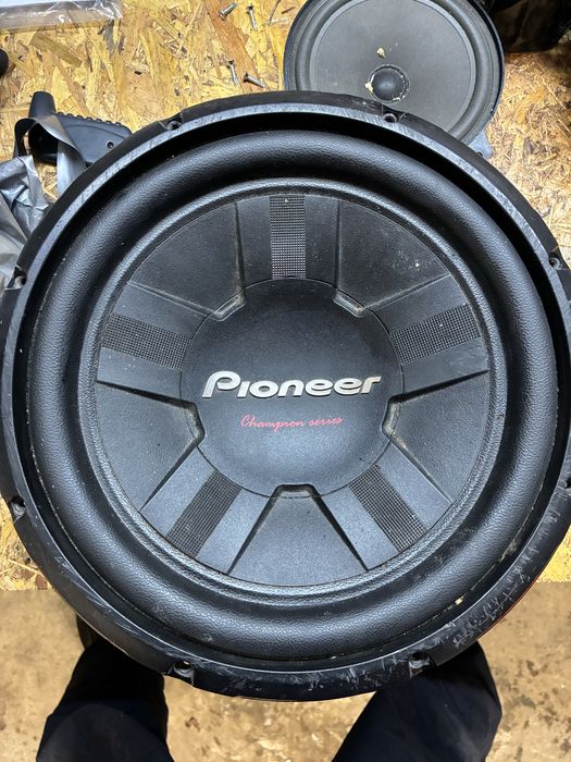 Бас говорители каса кондензатор усиовател