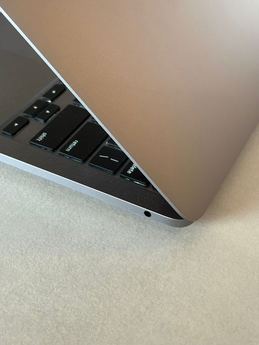 MacBook Pro 13” M1 2020, 16GB RAM, 512GB SSD, 85% baterie – 3700 lei