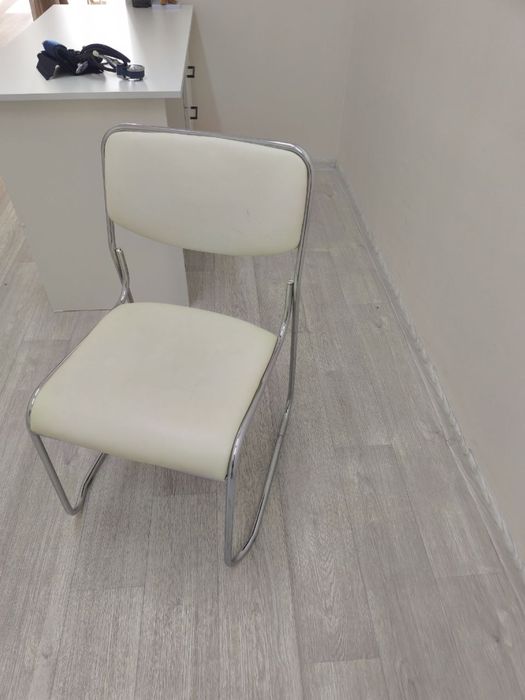 Продаются белые стулья