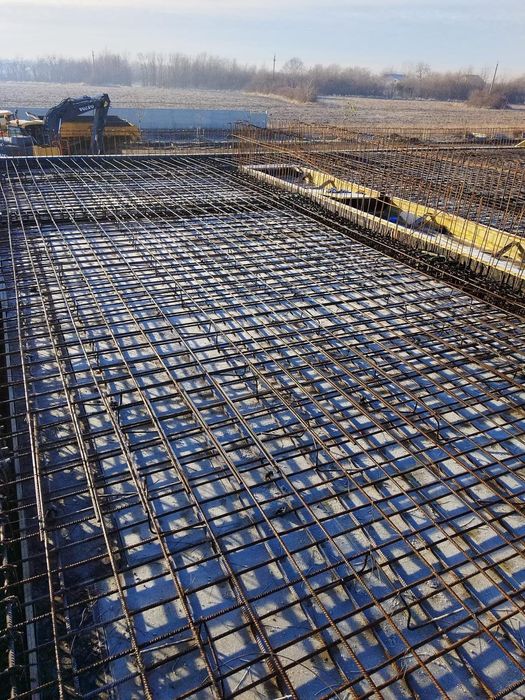 Echipa dulgheri, zidari, fierari case la rosu