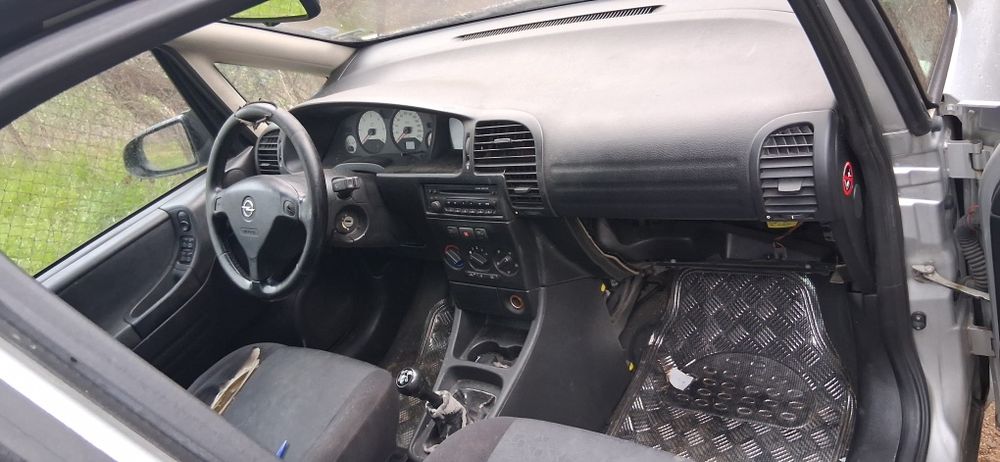 Опел зафира на части