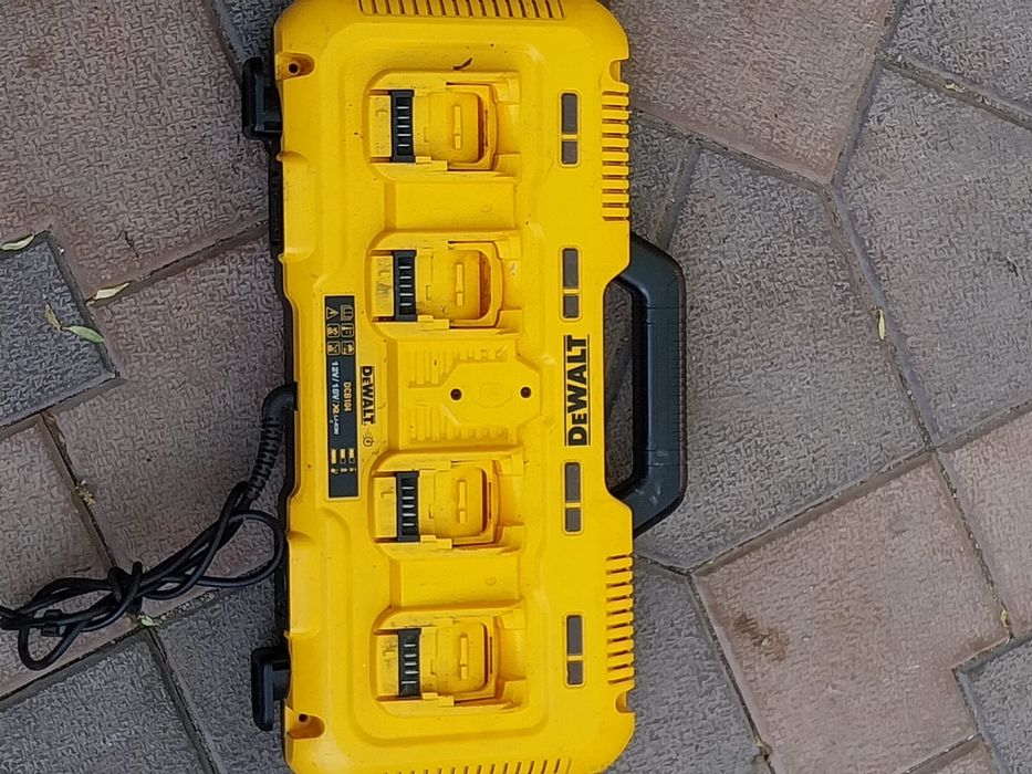 Statie de încărcare DEWALT care incarca și 18 V. și 54 V