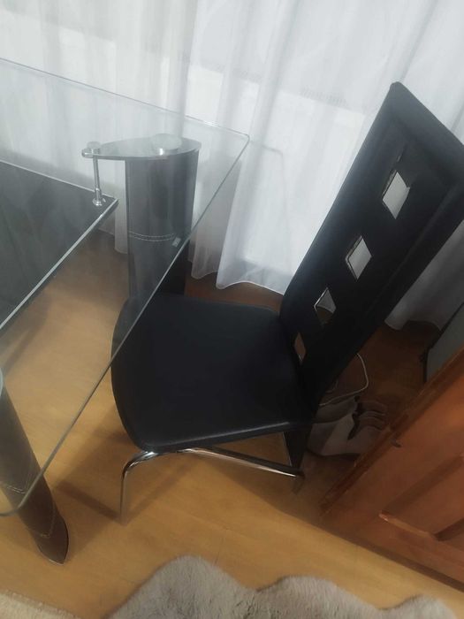 Masa de 6 persoane cu 4 scaune